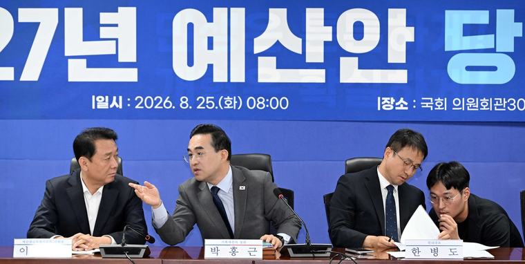 [헤럴드pic] 대화하는 박홍근 장관·이광재 위원장